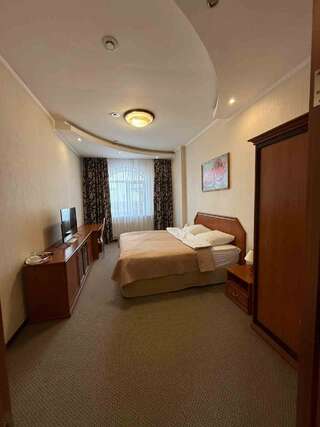 Гостиница  Европейская Сургут Номер люкс с 1 двуспальной кроватью 5,10-8
