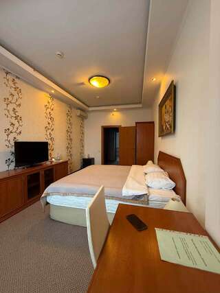 Гостиница  Европейская Сургут Номер люкс с 1 двуспальной кроватью 5,10-10