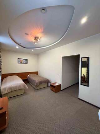 Гостиница  Европейская Сургут Номер люкс с 2 односпальными кроватями #7-2