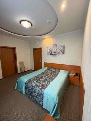 Гостиница  Европейская Сургут Номер полулюкс с 1 двуспальной кроватью #4-5