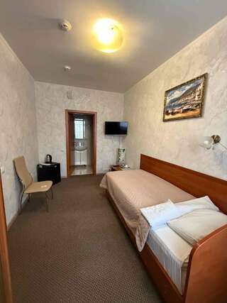 Гостиница  Европейская Сургут Номер полулюкс с 1 односпальной кроватью #1-4