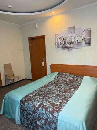 Гостиница  Европейская Сургут Номер полулюкс с 1 двуспальной кроватью #4-1
