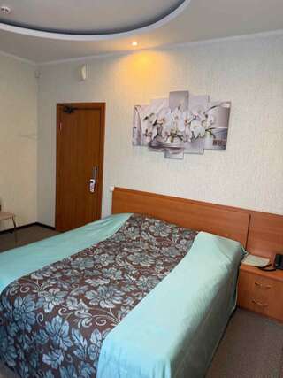 Гостиница  Европейская Сургут Номер полулюкс с 1 двуспальной кроватью #3-5