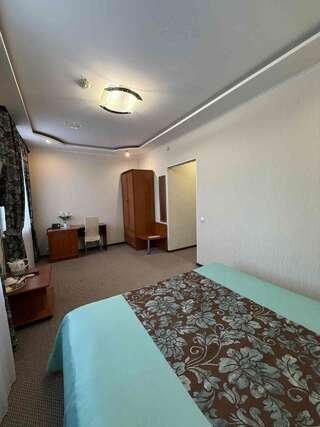 Гостиница  Европейская Сургут Номер люкс с 1 двуспальной кроватью #8-1