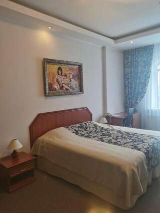 Гостиница  Европейская Сургут Номер люкс с 1 двуспальной кроватью 5,10-13