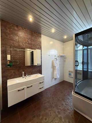 Гостиница  Европейская Сургут Номер люкс с 1 двуспальной кроватью 5,10-12