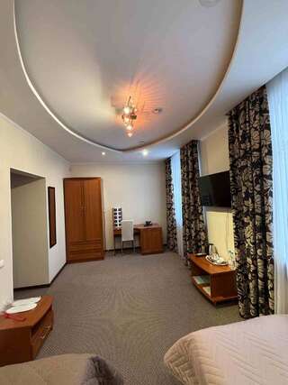 Гостиница  Европейская Сургут Номер люкс с 2 односпальными кроватями #7-3