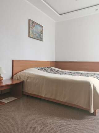 Гостиница  Европейская Сургут Номер полулюкс с 1 двуспальной кроватью #9-3